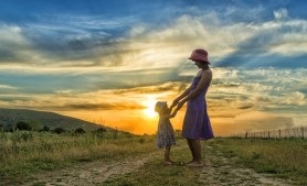 5 moduri în care lipsa iubirii unei mame afectează viața copilului ei